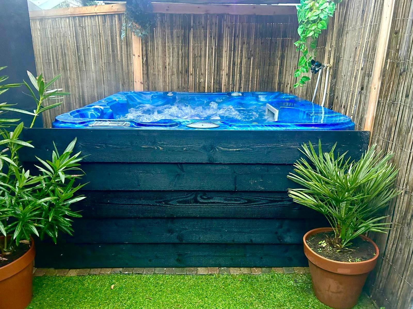 Jungle Style Lodge With Jacuzzi ,Sauna And Garden Near Amsterdam Vijfhuizen Bagian luar foto