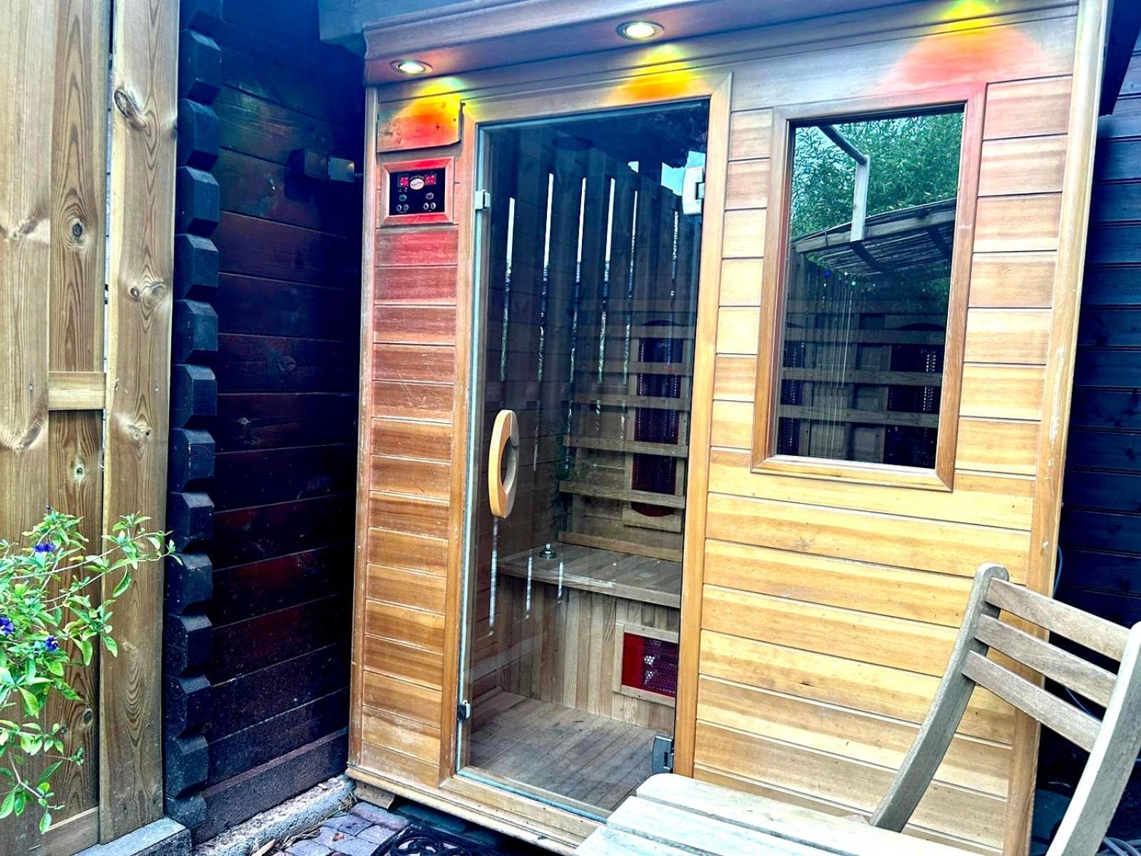 Jungle Style Lodge With Jacuzzi ,Sauna And Garden Near Amsterdam Vijfhuizen Bagian luar foto